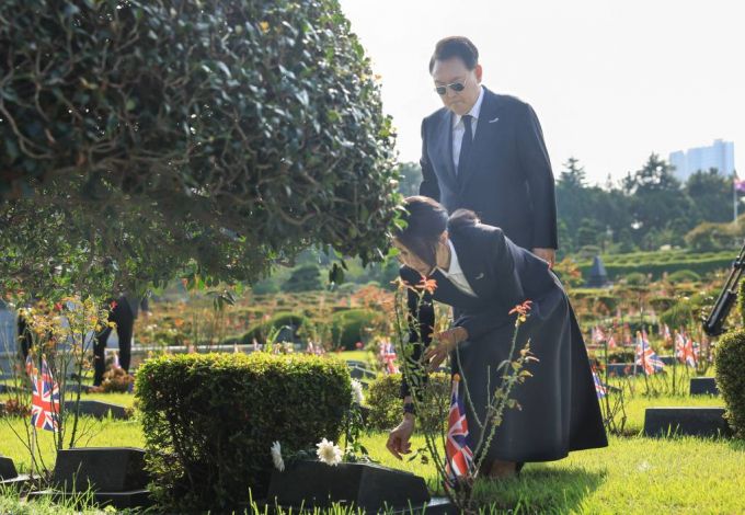 [부산=뉴시스] 윤석열 대통령과 부인 김건희 여사가 6·25 정전협정 70주년을 맞아 27일 부산 남구 유엔기념공원을 영국군 전사자 묘역에 참배하고 있다. (사진=대통령실 제공) 2023.07.28. *재판매 및 DB 금지