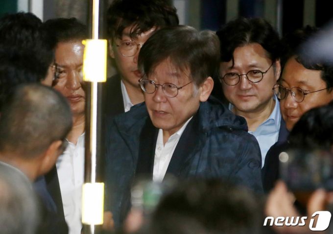 (의왕=뉴스1) 김진환 기자 = 더불어민주당 이재명 대표에 대한 구속영장이 27일 법원에서 기각되자 경기 의왕시 서울구치소에서  석방돼 당지도부와 인사를 나누고 있다. (공동취재) 2023.9.27/뉴스1  Copyright (C) 뉴스1. All rights reserved. 무단 전재 및 재배포,  AI학습 이용 금지.