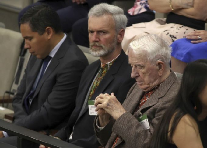 캐나다 의회에서 기립박수를 받은 나치부대 경력의 야로슬라우 훈카(98. 오른쪽)가 22일 의회안의 방청석에서 볼로디미르 젤렌스키 우크라이나 대통령의 의회 연설을 기다리고 있는 모습. 로타 하원의장 그를 '영웅'으로 지목하며 기립박수를 선도했다./사진=AP