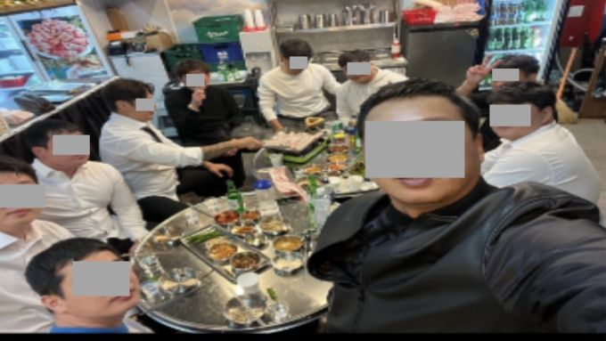 서울경찰청 강력범죄수사대는 폭력행위등처벌에관한법률(공동감금·공동주거침입·공동협박) 등 혐의를 받는 40세 남성 D, E, F씨 3명을 27일 오전에 송치했다고 이날 밝혔다. 불사파 조직원들이 SNS에 올린 사진. /사진=서울경찰청 강력범죄수사대 제공