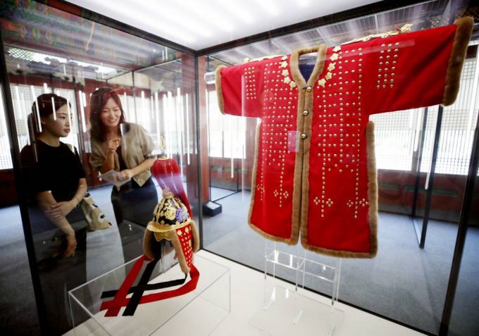 [서울=뉴시스] 김진아 기자 = 19일 서울 중구 덕수궁 덕홍전에서 열린 한·독 수교 140주년 기념 특별전 '1899, 하인리히 왕자에게 보낸 선물' 개막식에서 관계자들이 고종황제가 독일 왕자에게 선물로 보낸 갑옷,투구 등을 재현한 작품을 보고 있다. 오는 20일부터 7월2일까지 열리는 이번 전시에서는 고종황제가 대한제국 최초의 국빈인 독일 하인리히 폰 프로이센 왕자에게 선물한 갑옷, 투구, 갑주함 등을 재현한 작품을 선보인다. 2023.06.19.