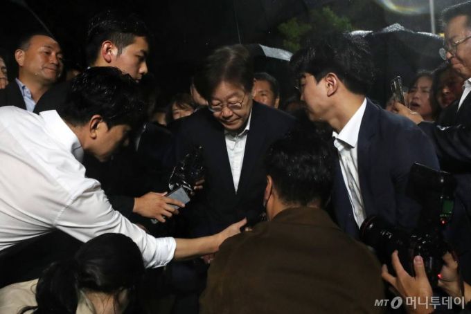 이재명 더불어민주당 대표가 27일 새벽 법원의 구속영장 기각 결정 이후 서울구치소에서 나와 인사를 하고 있다. /공동취재사진