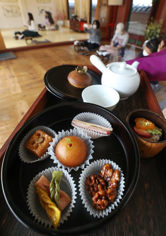 (서울=뉴스1) 민경석 기자 = 경복궁에서 조선 시대 왕실 별식을 즐기는 '경복궁 생과방' 행사가 열린다.    문화재청 궁능유적본부와 한국문화재재단은 오는 20일부터 6월25일까지 약 2개월간 경복궁 소주방 권역 내 전각인 생과방(생물방)에서 '2022년 경복궁 생과방' 행사를 선보인다고 밝혔다.  '생과방'은 생물방(生物房) 혹은 생것방이라고도 불리는데, 조선 시대 왕실의 별식을 만들던 전각이다.  이번 행사는 궁중의 약차와 병과를 맛보며 체험할 수 있는 특별한 프로그램으로, 인터넷 예약을 통해 참여할 수 있다.   20일 서울 종로구 경복궁 생과방에서 시민들이 전통차와 다과를 즐기고 있다. 2022.4.20/뉴스1