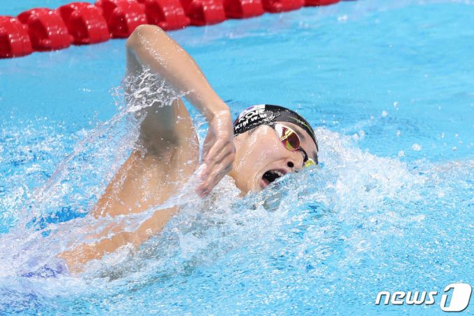 (항저우(중국)=뉴스1) 신웅수 기자 = 김우민이 28일 중국 항저우 올림픽 스포츠센터 아쿠아틱 스포츠 아레나에서 열린 2022 항저우 아시안게임 남자 자유형 800m 결승에서 역영하고 있다. 김우민은 금메달을 차지하며 2관왕을 차지했다. 2023.9.28/뉴스1  Copyright (C) 뉴스1. All rights reserved. 무단 전재 및 재배포,  AI학습 이용 금지.