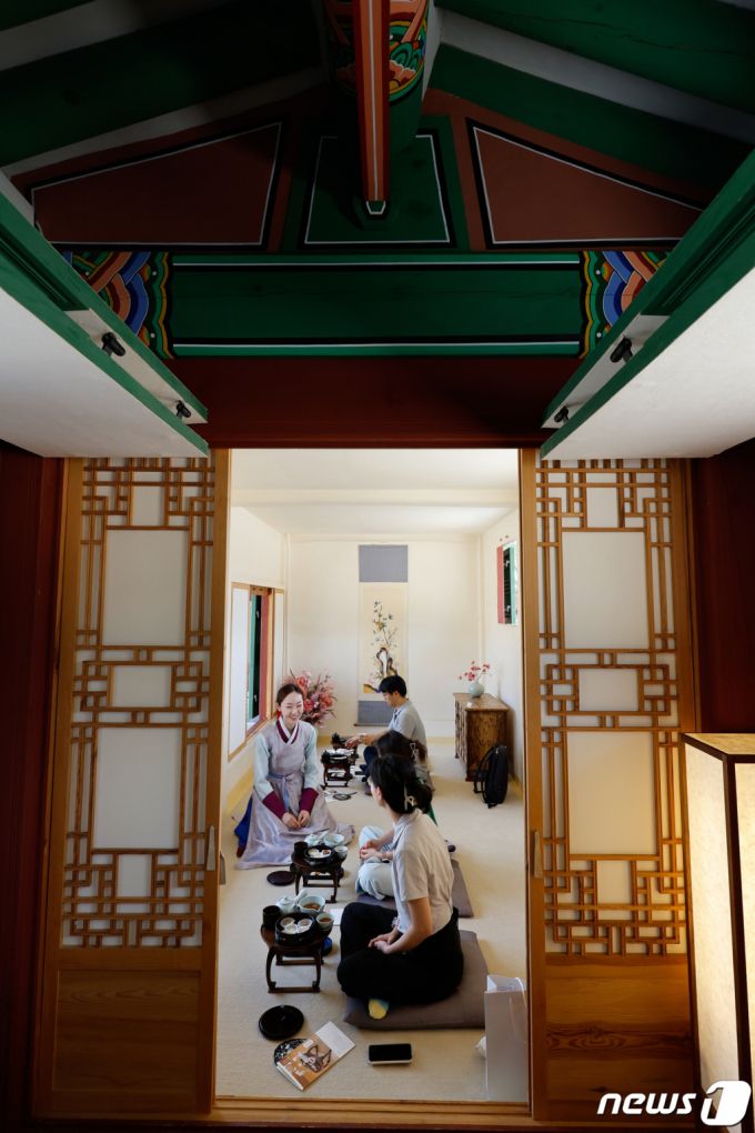 (서울=뉴스1) 안은나 기자 = 5일 서울 종로구 경복궁에서 열린 2023년 하반기 경복궁 생과방 사전행사 참석자들이 궁중병과와 약차를 체험하고 있다.   생과방은 국왕과 왕비의 후식과 별식을 준비하던 곳으로 오는 7일부터 내달 21일까지 이곳에서 실제 임금이 먹었던 궁중병과와 궁중약차를 먹고 마실 수 있는 궁중다과시식체험이 진행된다. 2023.9.5/뉴스1  Copyright (C) 뉴스1. All rights reserved. 무단 전재 및 재배포 금지.