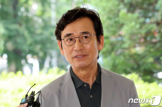 한동훈 법무부 장관 명예훼손 혐의로 1심에서 벌금형 받은 유시민 전 노무현재단 이사장이 6일 오후 서울 마포구 서부지법에서 열린 첫 항소심에 출석하기 앞서 취재진의 질문에 답하고 있다.   1심에서 재판부는 유 전 이사장의 발언이 추측이나 의견 표명이 아닌 구체적인 사실 적시에 해당한다며 벌금 500만 원을 선고했다. 2023.7.6/뉴스1