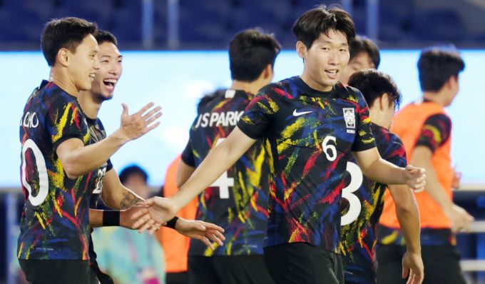 (항저우(중국)=뉴스1) 민경석 기자 = 1일 오후 중국 항저우 황룽 스포츠센터 스타디움에서 열린 2022 항저우 아시안게임 대한민국과 중국의 축구 8강전에서 대한민국 홍현석이 득점에 성공한 뒤 동료들과 기쁨을 나누고 있다. 2023.10.1/뉴스1  Copyright (C) 뉴스1. All rights reserved. 무단 전재 및 재배포,  AI학습 이용 금지.