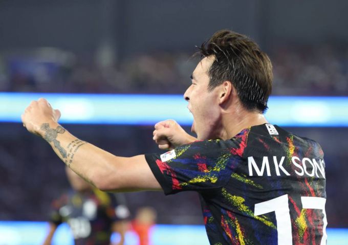 [항저우=뉴시스] 고승민 기자 = 1일 중국 항저우 황룽 스포츠센터 스타디움에서 열린 2022 항저우 아시안게임 남자 축구 8강전 한국 대 중국 경기, 전반전 한국 송민규가 추가골을 넣은 뒤 기뻐하고 있다. 2023.10.01.