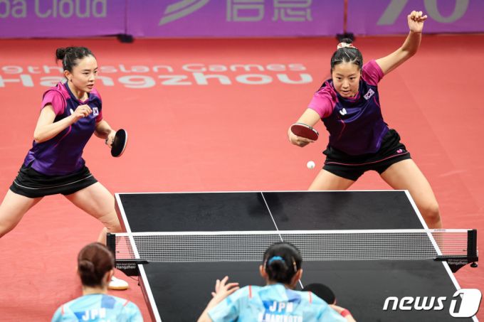 (항저우(중국)=뉴스1) 유승관 기자 = 신유빈-전지희 조가 2일 중국 항저우 궁수 캐널 스포츠파크 체육관에서 열린 2022 항저우 아시안게임 탁구 여자 복식 준결승전에서 일본 하리모토 미와-키하라 미유 조와 경기를 펼치고 있다.  신유빈-전지희 조는 이날 일본의 하리모토 미와-키하라 미유 조에 4-1(9-11 11-8 11-7 11-7)로 승리, 2002년 부산 아시안게임 서금미-이은실 이후 21년 만에 여자 복식 금메달에 도전한다. 2023.10.2/뉴스1  Copyright (C) 뉴스1. All rights reserved. 무단 전재 및 재배포,  AI학습 이용 금지.