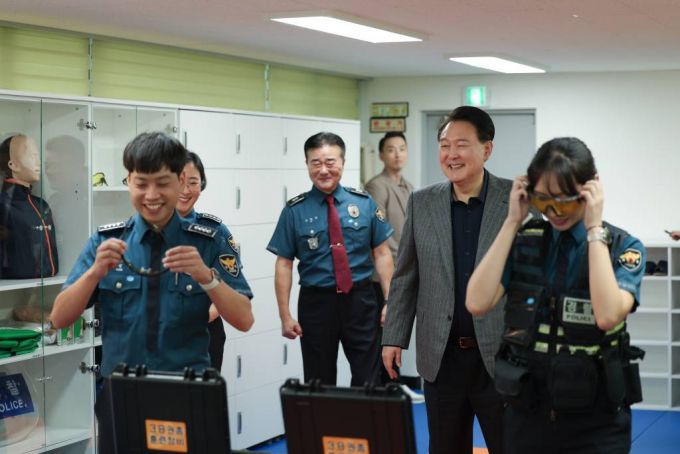 [서울=뉴시스] 윤석열 대통령이 30일 서울 중구 서울중부경찰서 을지지구대를 방문해 시뮬레이션 사격을 참관하고 있다. (사진=대통령실 제공). 2023.09.30. *재판매 및 DB 금지