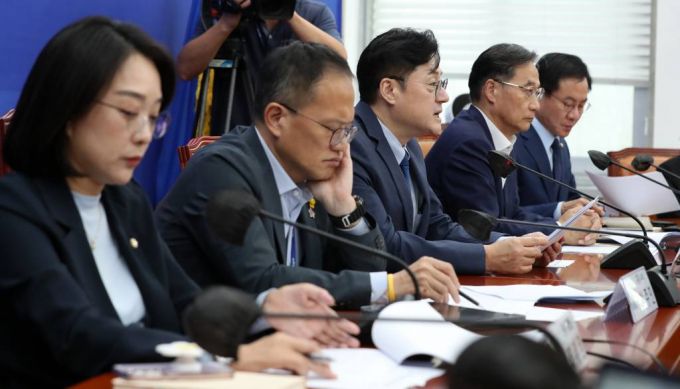 [서울=뉴시스] 이영환 기자 = 홍익표 더불어민주당 원내대표가 3일 오후 서울 여의도 국회에서 추석 민심 기자간담회를 하고 있다. 왼쪽부터 최혜영 원내대변인, 박주민 운영수석, 홍 원내대표, 유동수 정책수석, 윤영덕 원내대변인. 2023.10.03.