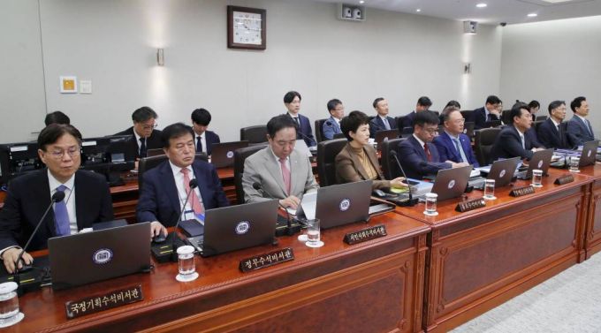 [서울=뉴시스] 홍효식 기자 = 대통령실 수석비서관 등 참모들이 9일 서울 용산 대통령실 청사에서 열린 국무회의에서 윤석열 대통령의 발언을 경청하고 있다. 왼쪽부터 이관섭 국정기획수석, 이진복 정무수석, 강승규 시민사회수석, 김은혜 홍보수석, 최상목 경제수석, 안상훈 사회수석, 김태효 국가안보실 제1차장, 복두규 인사기획관, 장성민 미래전략기획관. 2023.05.23.