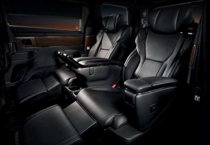 토요타의 프리미엄 미니밴 알파드(ALPHARD) 2열 내부 공간. /사진제공=토요타코리아