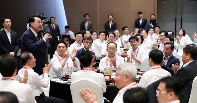 [인천=뉴시스] 전신 기자 = 윤석열 대통령이 28일 인천에서 열린 국민의힘 연찬회에서 발언하고 있다. 2023.08.28.