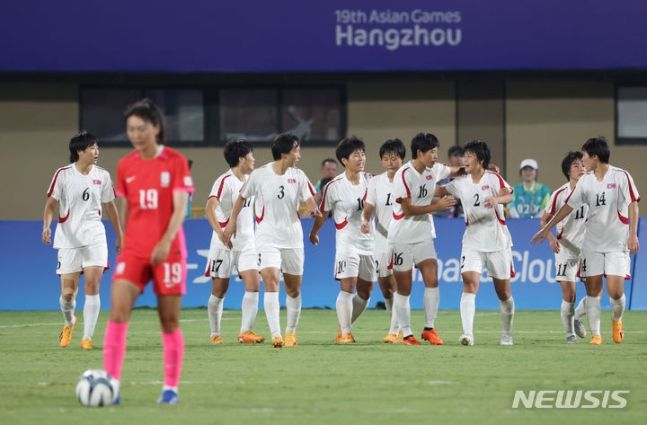 [윈저우=뉴시스] 고승민 기자 = 30일 중국 윈저우 스포츠센터 스타디움에서 열린 2022 항저우 아시안게임 여자 축구 8강전 한국 대 북한 경기, 후반전 북한 안명성이 역전골을 넣고 환호하고 있다.