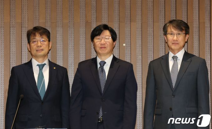 (서울=뉴스1) 사진공동취재단 = 김소영 금융부위원장(가운데)이 4일 오후 서울 중구 한국은행 통합별관에서 열린 CBDC 활용성 테스트 추진 계획 공동 기자설명회에서 관계자들과 기념촬영을 하고 있다.  유상대 한국은행 부총재(왼쪽부터), 김 부위원장, 이명순 금융감독원 수석부위원장. 2023.10.4/뉴스1  Copyright (C) 뉴스1. All rights reserved. 무단 전재 및 재배포,  AI학습 이용 금지.