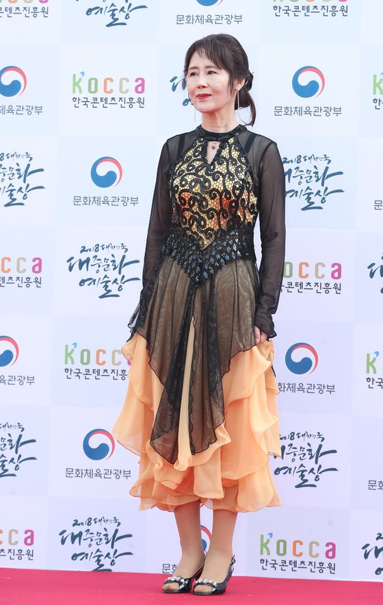 성우 강희선이 서울 올림픽공원 올림픽홀에서 열린 ‘2018 대한민국 대중문화예술상’ 시상식 레드카펫 행사에 참석한 모습. /사진=뉴스1