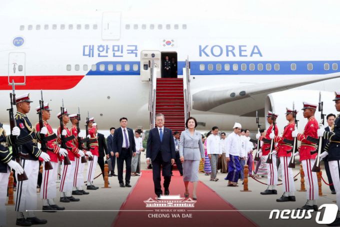 문재인 대통령과 부인 김정숙 여사가 3일 오전 (현지시간) 동남아 3개국 순방 두 번째 국가인 미얀마 수도 네피도 국제공항에 도착, 환영을 받고 있다. (청와대 페이스북) 2019.9.3/뉴스1