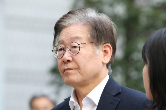 [서울=뉴시스] 최진석 기자 = 이재명 더불어민주당 대표가 6일 오전 서울 서초구 서울중앙지법에서 열린 '대장동 배임 및 성남FC 뇌물 의혹' 관련 1차 공판에 출석하고 있다. 2023.10.06.