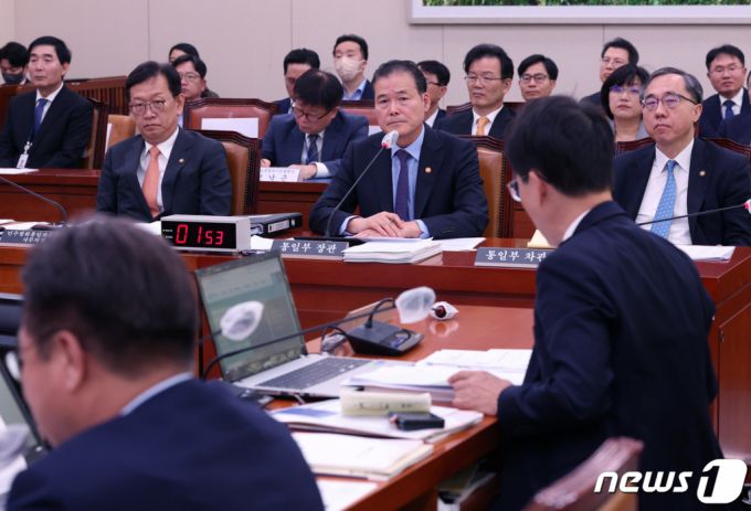 (서울=뉴스1) 송원영 기자 = 김영호 통일부 장관이 11일 서울 여의도 국회에서 열린 외교통일위원회 국정감사에서 의원들의 질의에 답변 하고 있다. 2023.10.11/뉴스1  Copyright (C) 뉴스1. All rights reserved. 무단 전재 및 재배포,  AI학습 이용 금지.