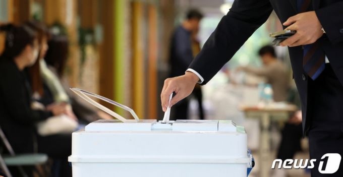 (서울=뉴스1) 김성진 기자 = 서울 강서구청장 보궐선거 투표가 시작된 11일 오전 서울 강서구 양천초등학교에 마련된 가양1동 제1투표소에서 유권자들이 투표를 하고 있다. 2023.10.11/뉴스1  Copyright (C) 뉴스1. All rights reserved. 무단 전재 및 재배포,  AI학습 이용 금지.