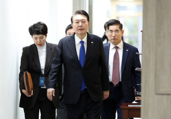 [서울=뉴시스] 전신 기자 = 윤석열 대통령이 11일 서울 용산 대통령실 청사에서 열린 긴급 경제·안보 점검회의에 참석하고 있다. 2023.10.11.