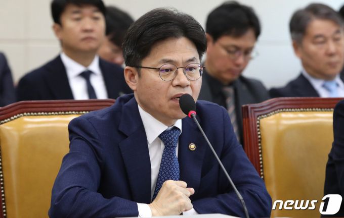 (서울=뉴스1) 임세영 기자 = 유국희 원자력안전위원장이 12일 오전 서울 여의도 국회에서 열린 과학기술정보방송통신위원회의 원자력안전위원회, 한국원자력안전기술원, 한국원자력통제기술원, 한국원자력안전재단, 한국수력원자력(주)에 대한 국정감사에서 의원들의 질의에 답하고 있다. 2023.10.12/뉴스1  Copyright (C) 뉴스1. All rights reserved. 무단 전재 및 재배포,  AI학습 이용 금지.