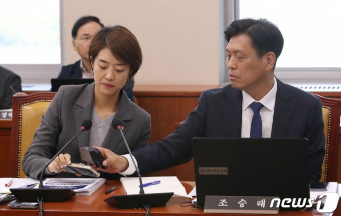 (서울=뉴스1) 임세영 기자 = 조승래 더불어민주당 간사와 고민정 의원이 12일 오전 서울 여의도 국회에서 열린 과학기술정보방송통신위원회의 원자력안전위원회, 한국원자력안전기술원, 한국원자력통제기술원, 한국원자력안전재단, 한국수력원자력(주)에 대한 국정감사에서 방사능 측정기로 스마트폰을 측정하고 있다. 2023.10.12/뉴스1  Copyright (C) 뉴스1. All rights reserved. 무단 전재 및 재배포,  AI학습 이용 금지.