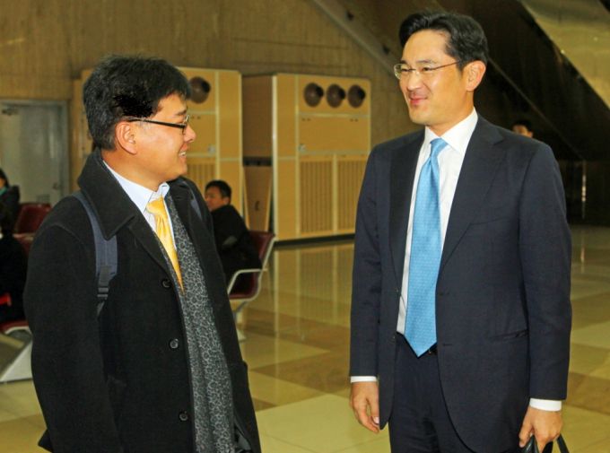 2010년 이재용 삼성전자 부사장(현 회장)이 광저우 아시아게임 참관차 중국을 방문한 후 김포공항으로 입국하고 있는 모습. 이 회장은 이보다 앞선 2008년과 2009년 반도체 치킨게임을 승리로 이끈 일명 '아마겟돈' 프로젝트를 승인해 D램 치킨게임을 승리로 이끄는데 크게 기여했다. 이로 인해 삼성전자의 영업이익은 그 해 10조원을 넘어서는 등 급격하게 늘었다./사진=머니투데이 DB