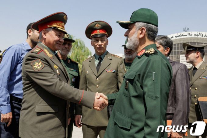 (테헤란 로이터=뉴스1) 우동명 기자 = 세르게이 쇼이구 러시아 국방장관이 20일(현지시간) 테헤란에서 아미르 알리 하지자데 이란 혁명수비대 우주군 사령관과 악수를 하고 있다. 2023.9.21  ⓒ 로이터=뉴스1  Copyright (C) 뉴스1. All rights reserved. 무단 전재 및 재배포,  AI학습 이용 금지.