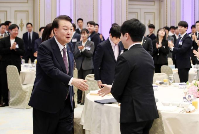 [서울=뉴시스] 전신 기자 = 윤석열 대통령이 12일 청와대 영빈관에서 열린 '청년 화이트해커와의 대화'에 입장하며 참석자들과 인사하고 있다. 2023.10.12.