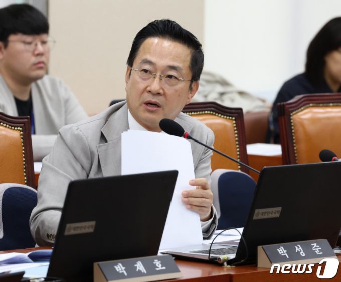 (서울=뉴스1) 송원영 기자 = 박성준 더불어민주당 의원이 13일 서울 여의도 국회 정무위원회에서 열린 국가보훈부 등에 대한 국정감사에서 질의를 하고 있다. 2023.10.13/뉴스1  Copyright (C) 뉴스1. All rights reserved. 무단 전재 및 재배포,  AI학습 이용 금지.