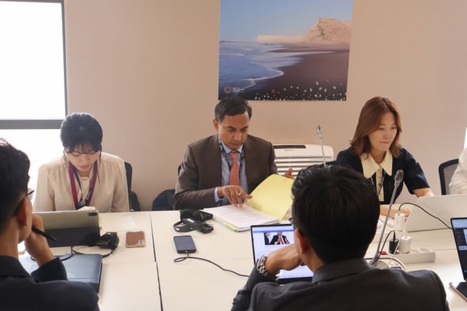 크리슈나 스리니바산 IMF(국제통화기금) 아시아태평양 국장(가운데)이 기자간담회에서 발언하고 있다./사진=마라케시공동취재단