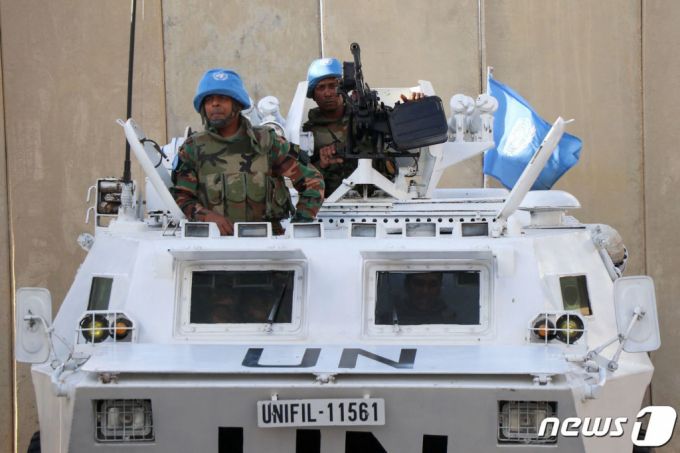 (나쿠라 AFP=뉴스1) 우동명 기자 = 15일(현지시간) 이스라엘 접경인 나쿠라에서 레바논 주둔 유엔 평화 유지군이 장갑차를 타고 순찰을 하고 있다. 2023.10.16  ⓒ AFP=뉴스1  Copyright (C) 뉴스1. All rights reserved. 무단 전재 및 재배포,  AI학습 이용 금지.