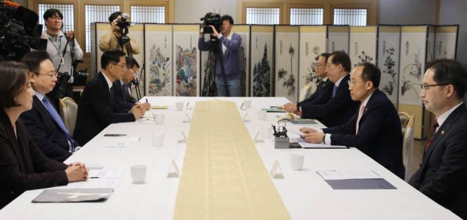 [서울=뉴시스] 김명원 기자 = 추경호 부총리 겸 기획재정부 장관이 17일 오전 서울 종로구 정부서울청사에서 열린 민생·물가안정 관계장관 회의를 주재하며 발언하고 있다. 2023.10.17.