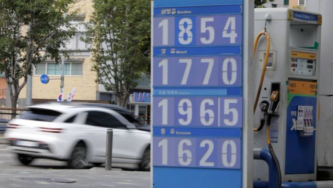 [서울=뉴시스] 김금보 기자 = 이스라엘·하마스 충돌로 국제유가가 재급등하면서 글로벌 인플레이션 확산이 우려되고 있다. 한국석유공사 오피넷에 따르면 10월 첫째주 휘발유 판매가격은 전주 대비 6.3원 상승한 ℓ(리터) 당 1796원으로, 13주 연속 상승세를 보이고 있다. 9일 서울 시내 한 주유소에 유가 정보가 표시돼 있다. 2023.10.09.