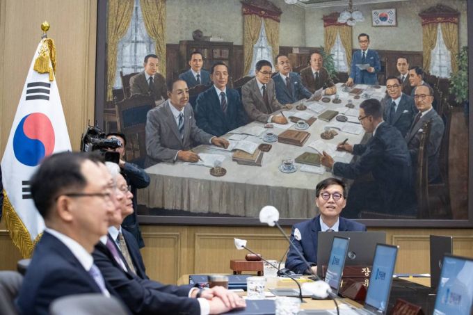 [서울=뉴시스] 사진공동취재단 = 이창용 한국은행 총재가 19일 서울 중구 한국은행에서 열린 금융통화위원회를 주재하고 있다. 2023.10.19.