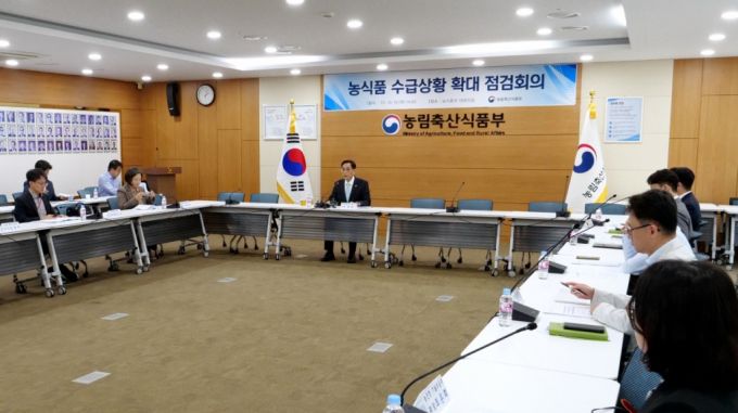 한훈 농식품부 차관이 19일 정부세종청사에서 '농식품 수급상황 확대 점검회의'를 열고 소비자 물가부담 완화를 위한 주요 농축산물의 공급 확대와 할인 지원 강화계획을 밝히고 있다./사진=농식품부 제공