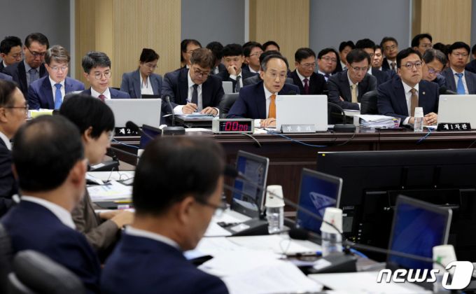 (세종=뉴스1) 장수영 기자 = 추경호 경제부총리 겸 기획재정부 장관이 19일 오전 정부세종청사 중앙동에서 열린 국회 기획재정위원회의 기재부에 대한 국정감사에서 의원 질의에 답변 하고 있다. 2023.10.19/뉴스1  Copyright (C) 뉴스1. All rights reserved. 무단 전재 및 재배포,  AI학습 이용 금지.