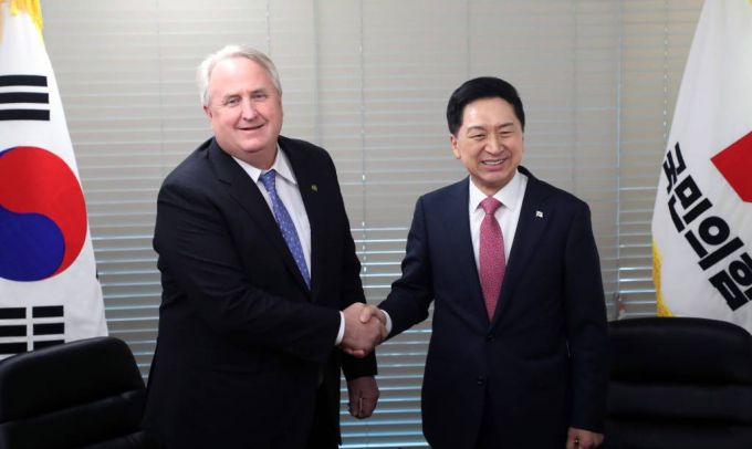 김기현 국민의힘 대표와 인요한 혁신위원장이 23일 오후 서울 여의도 국민의힘 중앙당사에서 면담을 나누기 전 악수를 하고 있다. (공동취재사진) /사진=뉴시스