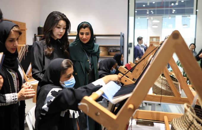 [리야드=뉴시스] 전신 기자 = 윤석열 대통령 부인 김건희 여사가 22일(현지시간) 리야드 왕립전통예술원을 방문해 전통 직물 프로그램에 참관, '알 사두(Al Sadu)'를 살펴보고 있다. (공동취재) 2023.10.23.