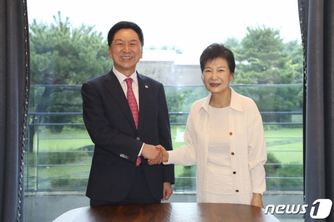 (서울=뉴스1) 황기선 기자 = 김기현 국민의힘 대표와 박근혜 전 대통령이 13일 대구 달성군 유가읍 박 전 대통령 사저에서 악수를 나누고 있다. (국민의힘 제공) 2023.9.13/뉴스1  Copyright (C) 뉴스1. All rights reserved. 무단 전재 및 재배포 금지.