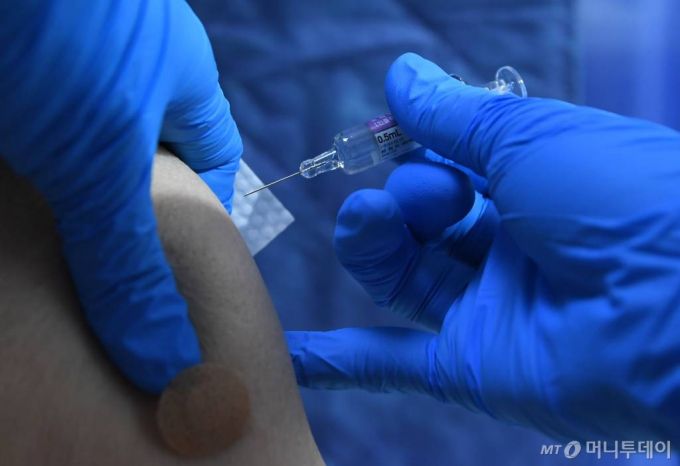 75세 이상 고령층에 대한 독감 무료 예방접종이 시작된 11일 오후 서울 강서구 부민병원에서 한 어르신이 독감 무료 예방 접종을 받고 있다. /사진=머니S 장동규 기자