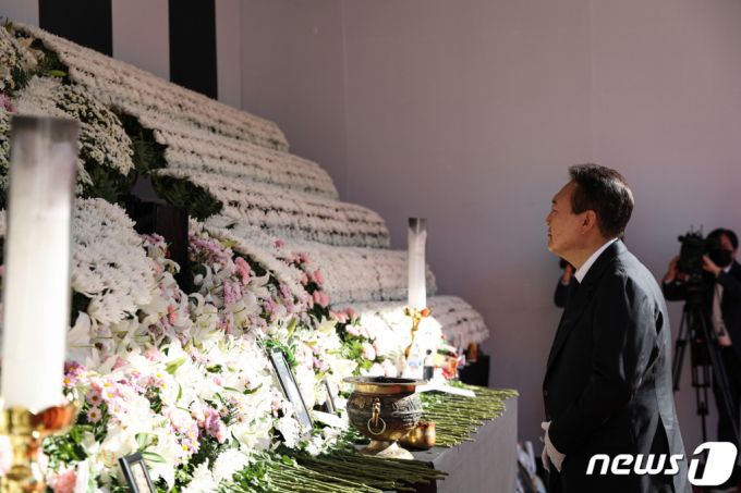 (서울=뉴스1) 오대일 기자 = 윤석열 대통령이 5일 오전 서울광장에 마련된 이태원 참사 희생자 합동분향소를 찾아 조문하고 있다. (대통령실 제공) 2022.11.5/뉴스1  Copyright (C) 뉴스1. All rights reserved. 무단 전재 및 재배포 금지.