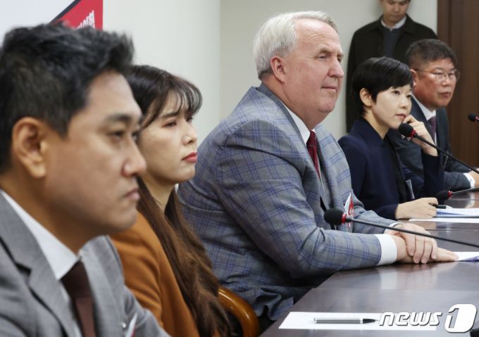 (서울=뉴스1) 송원영 기자 = 인요한 국민의힘 혁신위원장이 27일 오후 서울 여의도 국민의힘 당사에서 열린 제1차 혁신위원회 전체회의에서 혁신위원들의 발언을 듣고 있다. 2023.10.27/뉴스1  Copyright (C) 뉴스1. All rights reserved. 무단 전재 및 재배포,  AI학습 이용 금지.