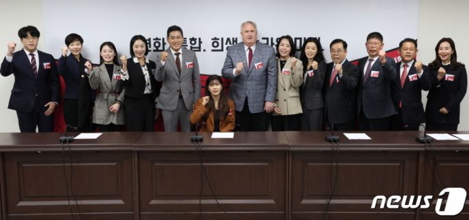 (서울=뉴스1) 송원영 기자 = 인요한 국민의힘 혁신위원장과 위원들이 27일 오후 서울 여의도 국민의힘 당사에서 열린 제1차 혁신위원회 전체회의에서 기념촬영을 하고 있다. 2023.10.27/뉴스1  Copyright (C) 뉴스1. All rights reserved. 무단 전재 및 재배포,  AI학습 이용 금지.