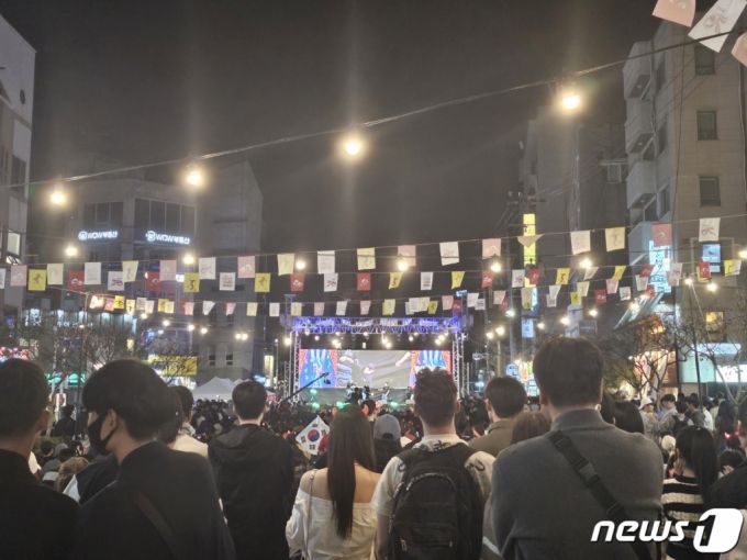 (서울=뉴스1) 정지윤 기자 = 항저우 아시안게임 남자 축구 결승전이 열린 7일 저녁 홍대 일대에서 진행된 거리응원전에서 시민들이 한데 모여 응원을 펼치고 있다. 2023.10.7/뉴스1  Copyright (C) 뉴스1. All rights reserved. 무단 전재 및 재배포,  AI학습 이용 금지.