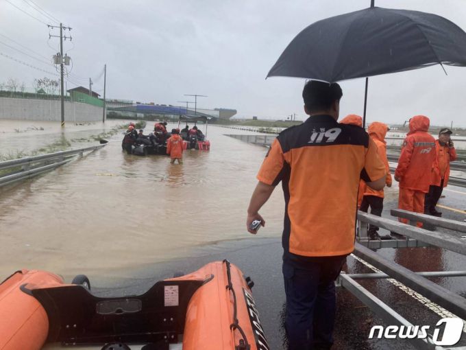 지난 7월15일 장맛비로 물이 가득 찬 충북 청주 흥덕구 오송읍 궁평제2지하차도에 차량이 침수됐다는 신고가 접수돼 소방 당국과 경찰이 수색작업을 하고 있다./사진=뉴스1