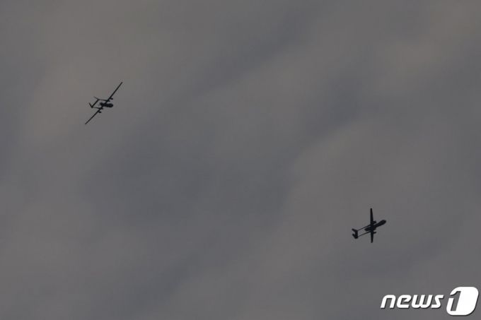 29일(현지시간) 가자 지구 상공에서 포착된 이스라엘 무인기 '헤론'. /사진=AFP=뉴스1