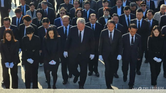 인요한 국민의힘 혁신위원장과 혁신위원들이 30일 오전 광주 북구 운정동 국립5·18민주묘지를 찾아 오월영령에 참배하고 있다./사진=박상곤 기자